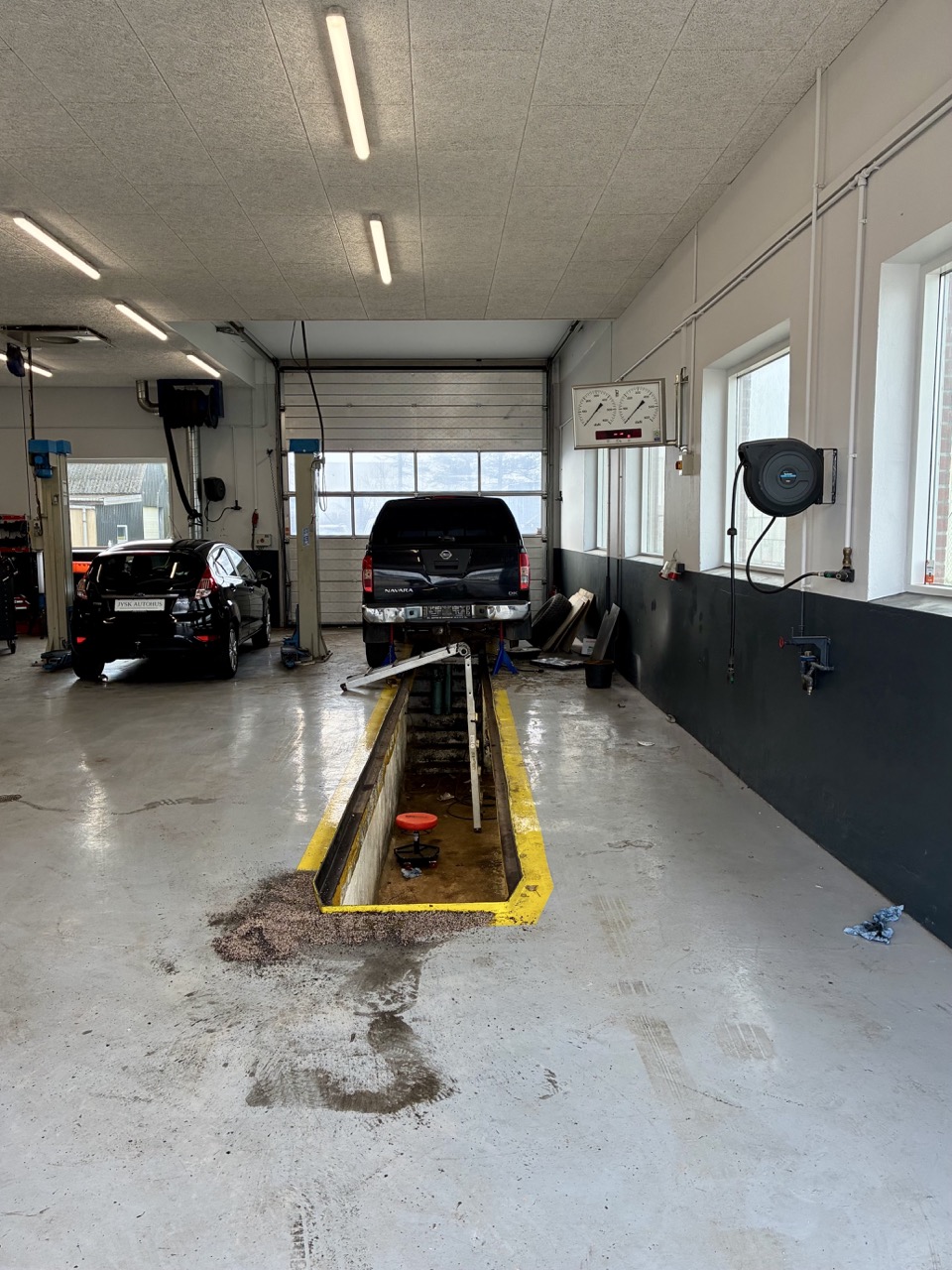 Værkstedet hos Bøgekilde Auto med lift og arbejdsgrav